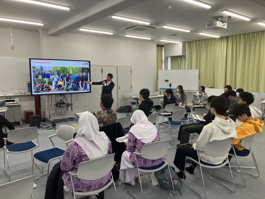 当社の取り組み概要について社員より講演を行う